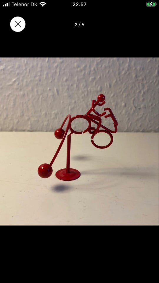 Rød metaluro skulptur med cykel