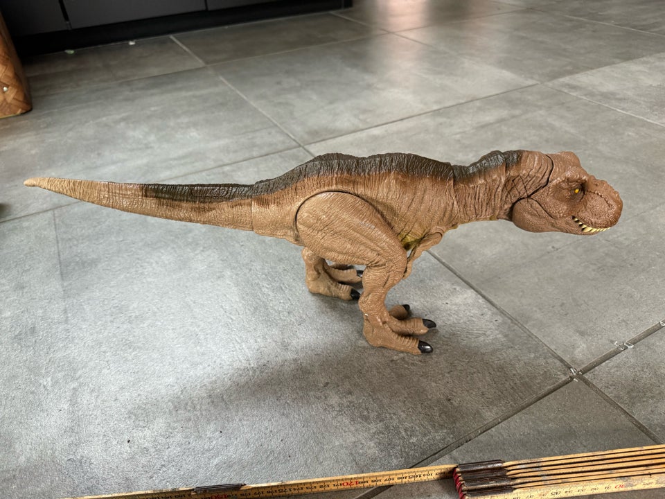 Jurassic world dinosaur t-ret