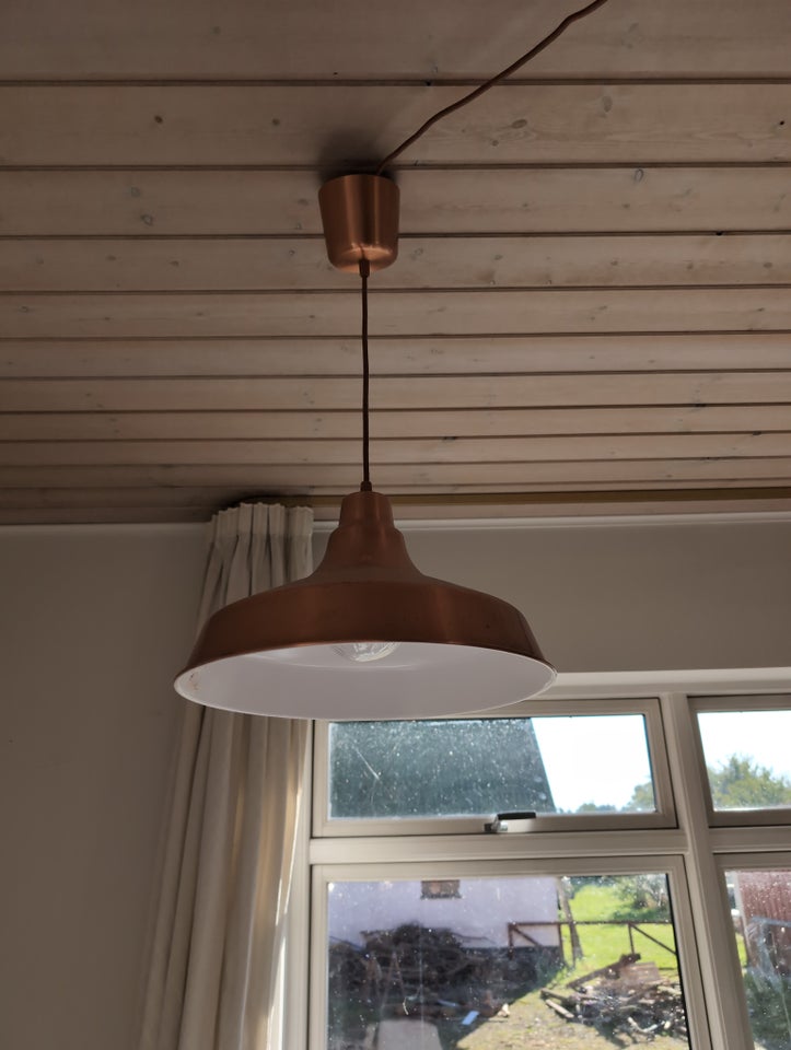 Anden loftslampe, Ukendt