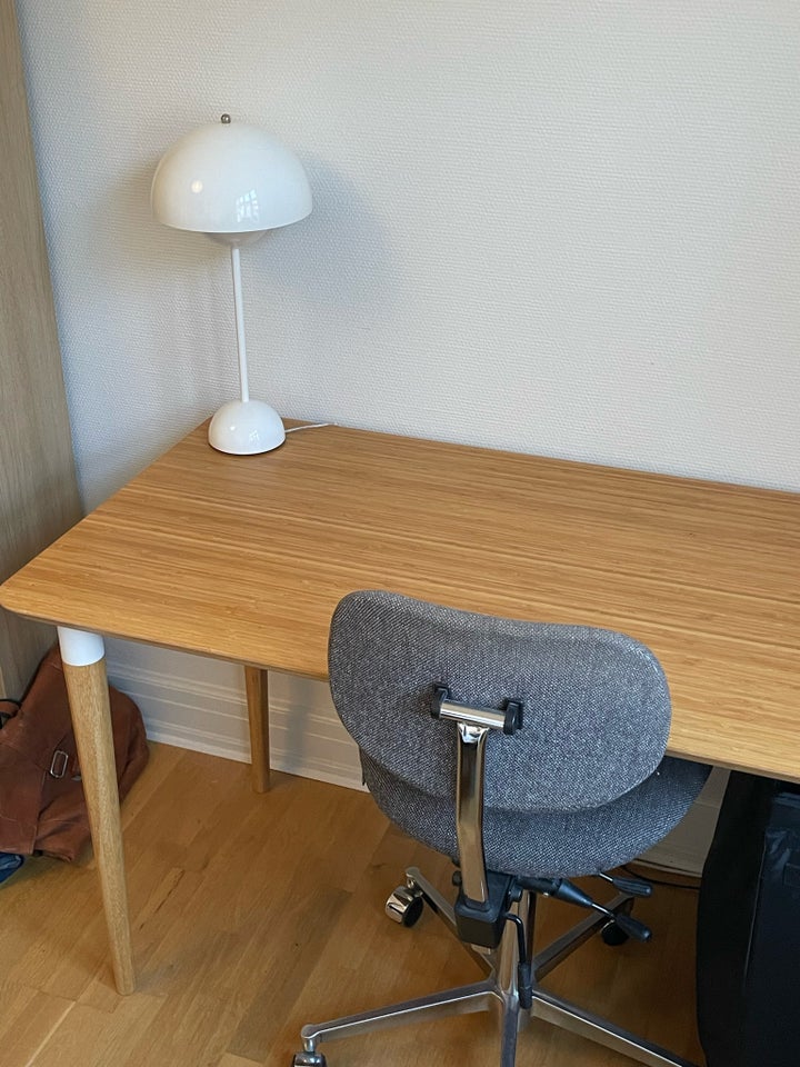 Skrivebord, IKEA, b: 140 d: 65 h: 73