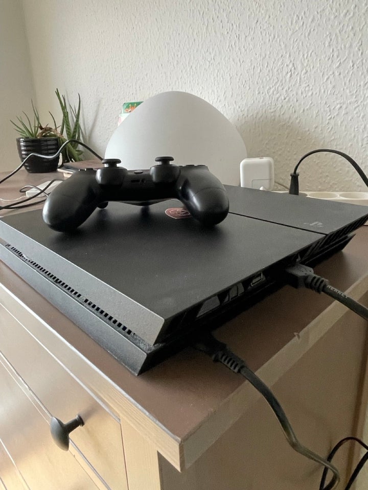 Playstation 4, Slim, God