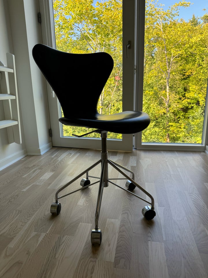 Arne Jacobsen AJ 3117 Drejestol