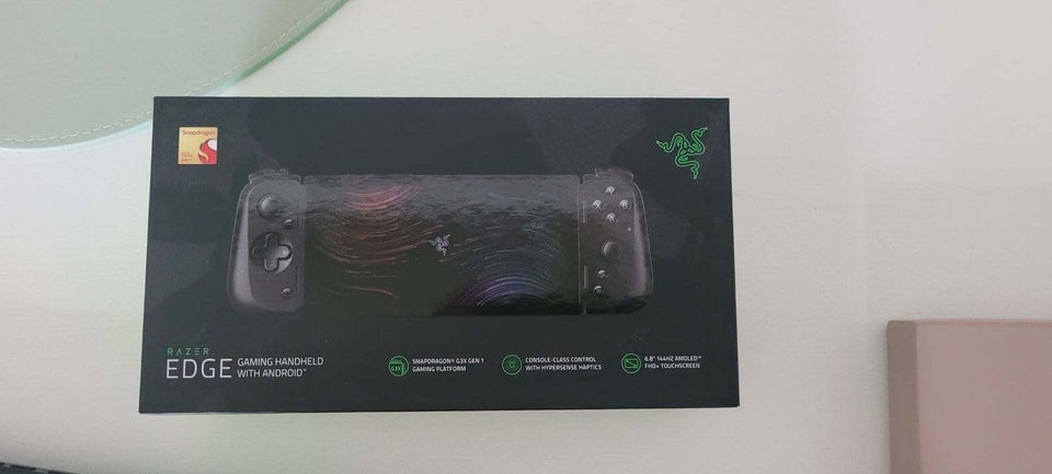 Razer Edge handholdt