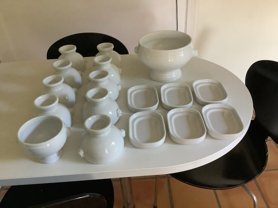 Porcelæn 10 suppeskåle 6 små fade