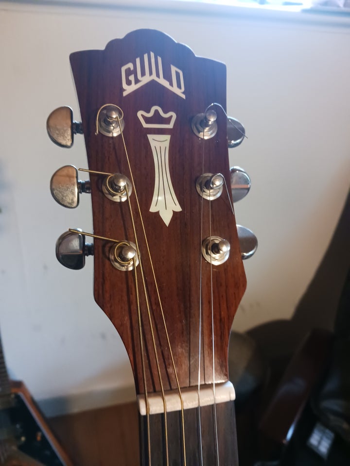 Semi acoustic guitar, Guild