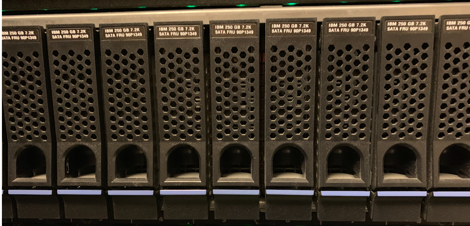 Server, 2 x IBM DS4100 (SAN