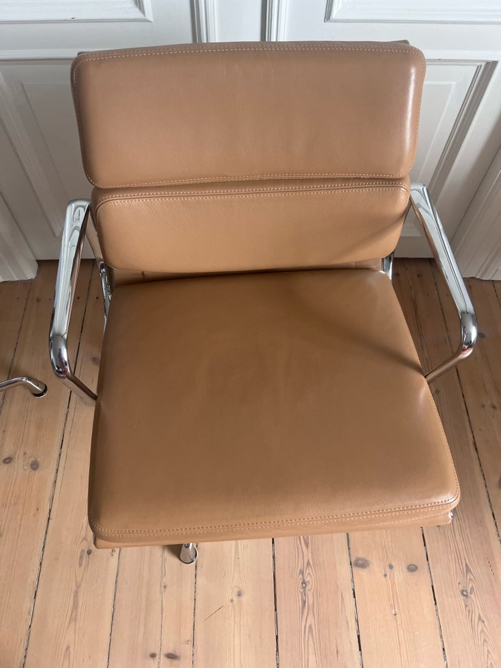 Eames Soft pad chair EA 208 