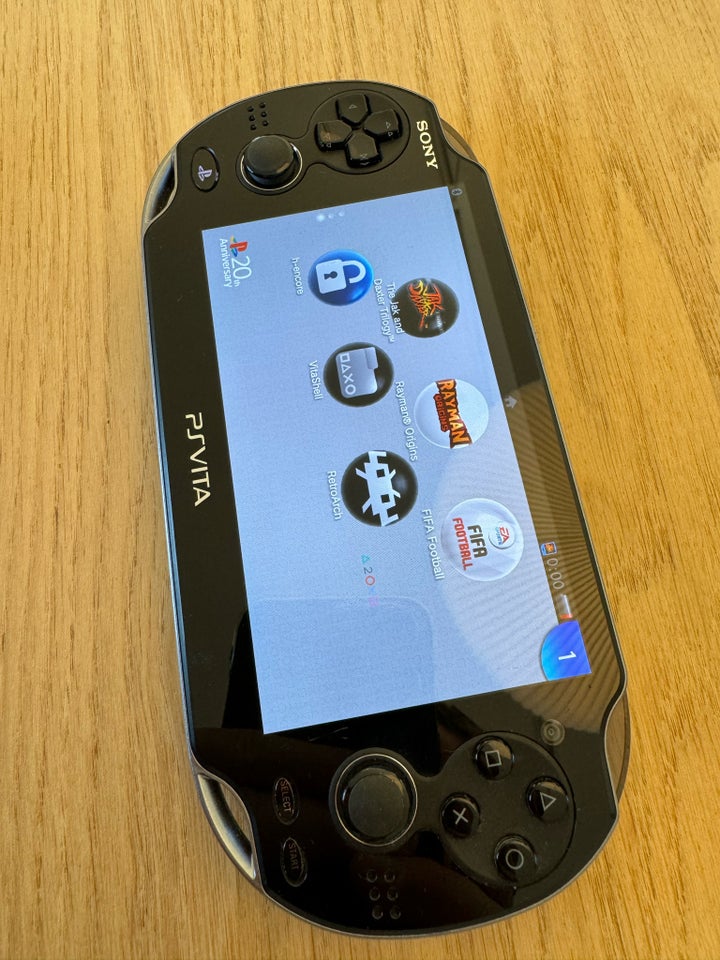 Playstation Vita, PCH-1004