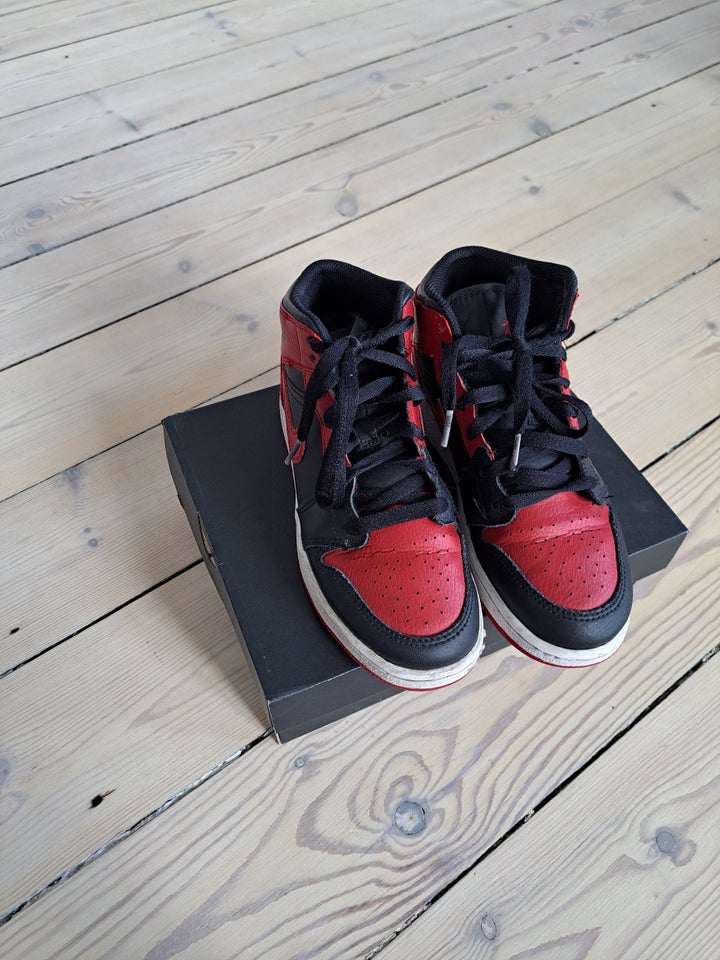 Sneakers, Nike air jordan 1 mid,