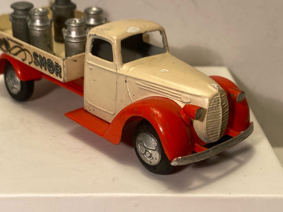 Modelbil, Tekno Ford V8 mælkebil Nr