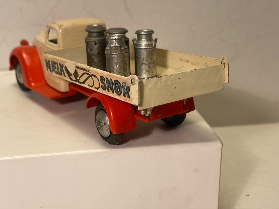 Modelbil, Tekno Ford V8 mælkebil Nr