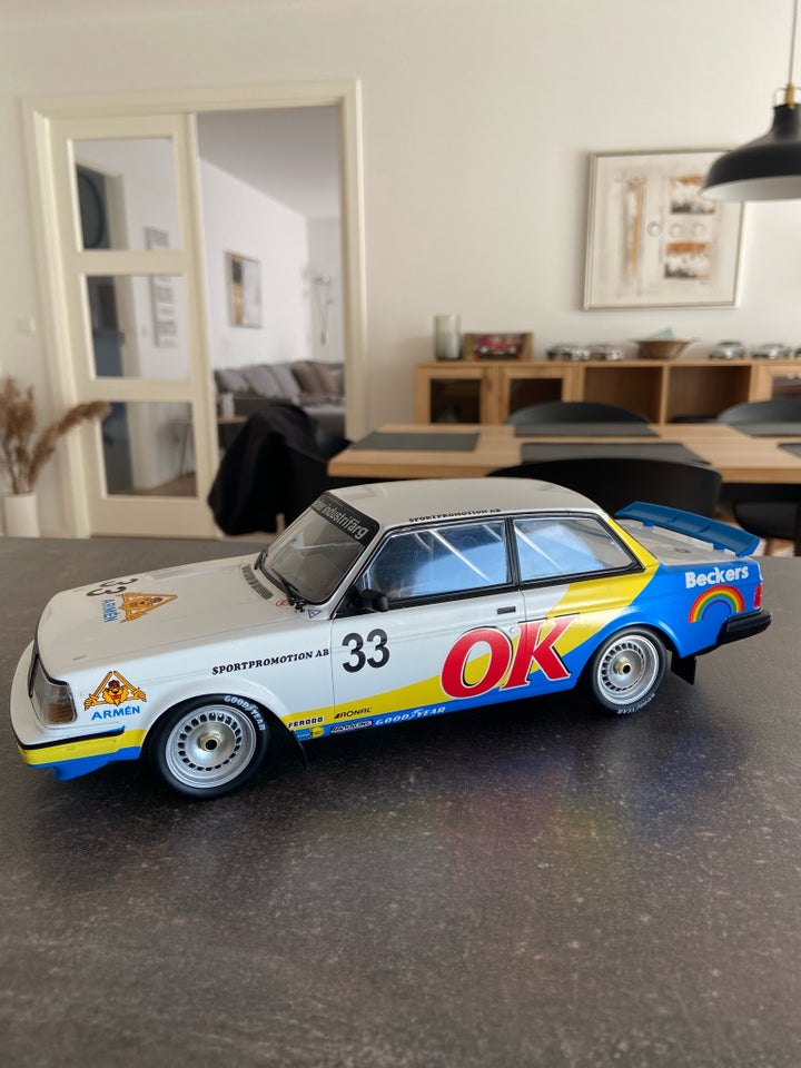 Modelbil, IXO Volvo 240, skala 1:18