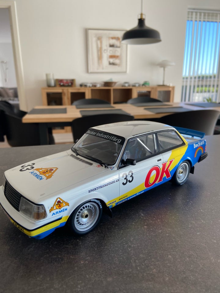 Modelbil, IXO Volvo 240, skala 1:18