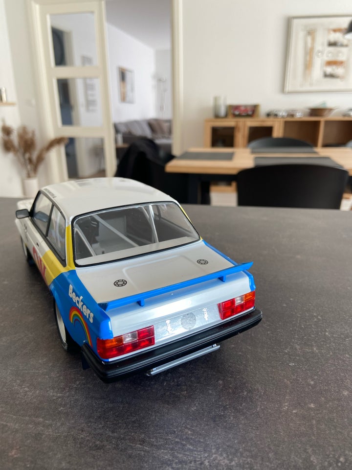 Modelbil, IXO Volvo 240, skala 1:18