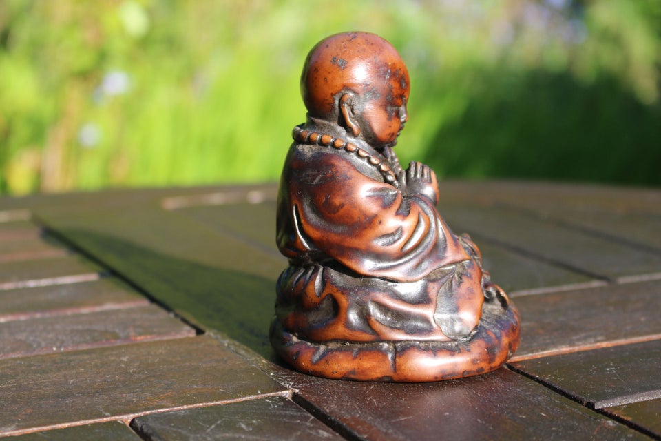 Buddha figur brun sten lakeret