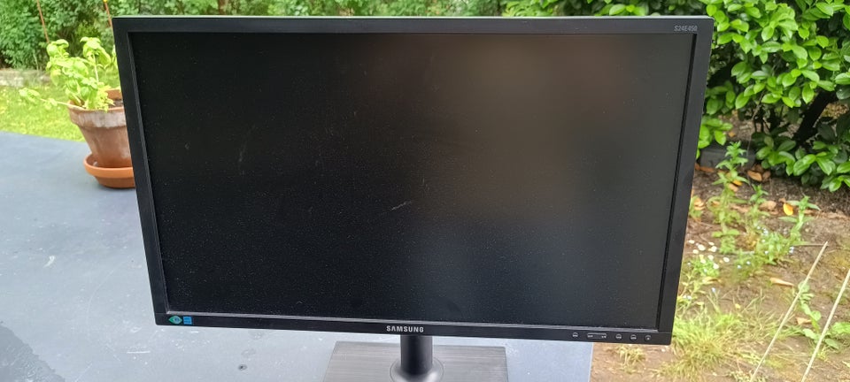 Samsung og Philips S24E450B samt