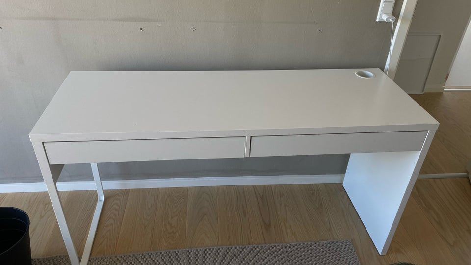 Skrivebord Ikea b: 142 d: 50 h: 75