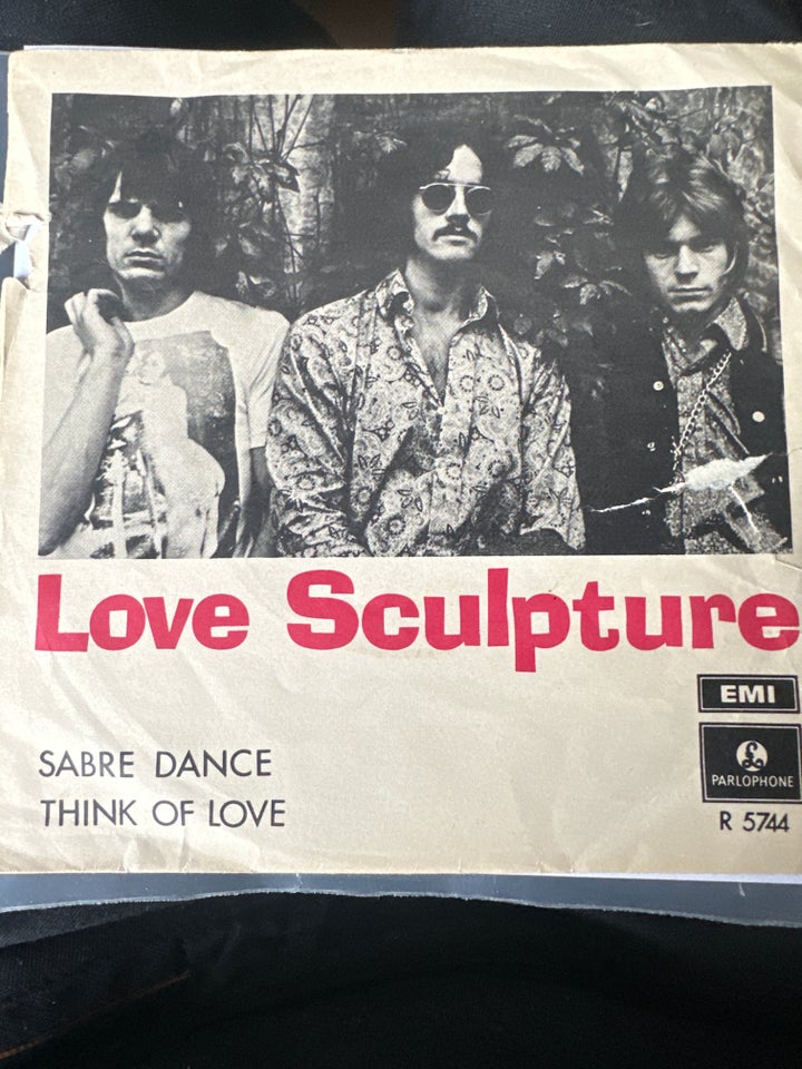 Single, Love sculpture