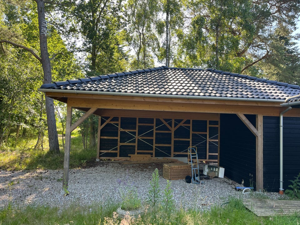 Carport med skur