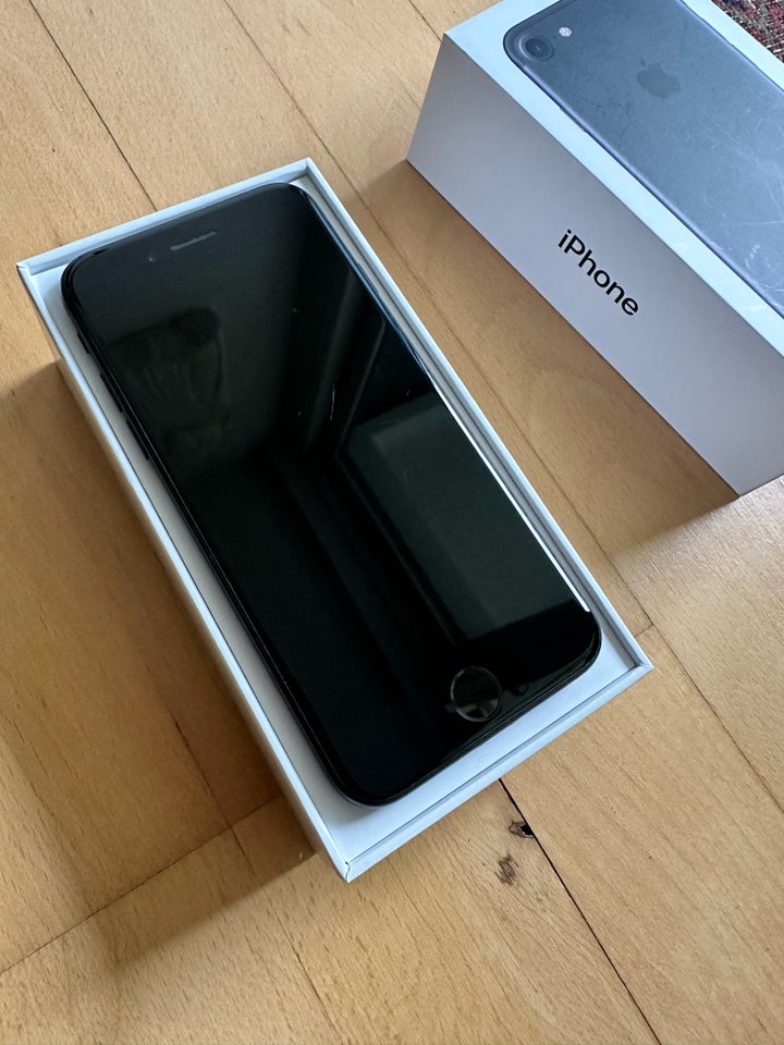 iPhone 7, 32 GB, sort