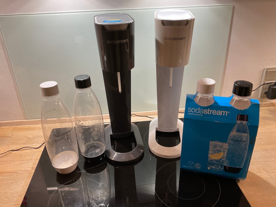 2 sodastream maskiner og 4 flasker