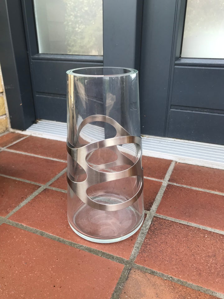 Vase, Glasvase med ståldekoration