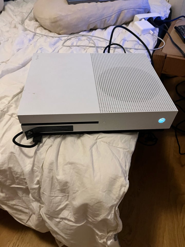 Xbox One S, 1681, God