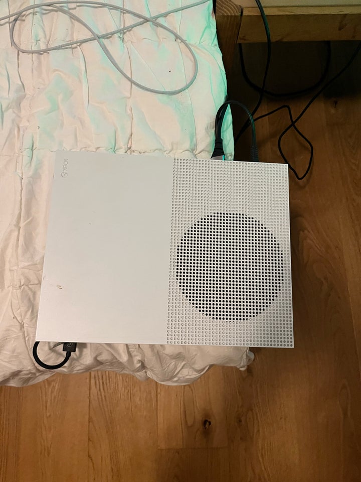 Xbox One S, 1681, God