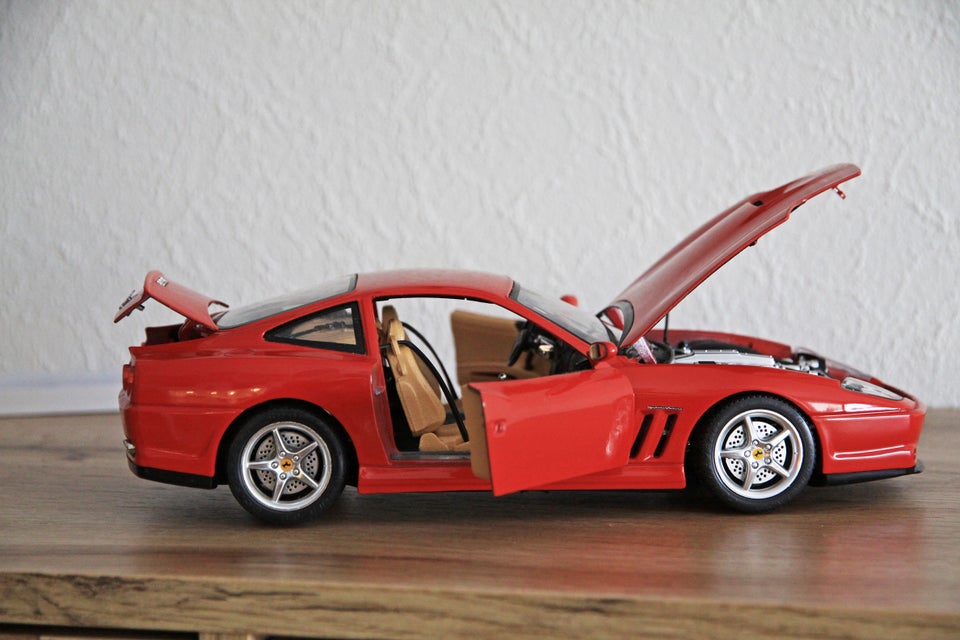 Modelbil, BURAGO 1:18 FERRARI 550