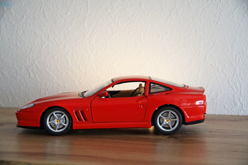 Modelbil, BURAGO 1:18 FERRARI 550