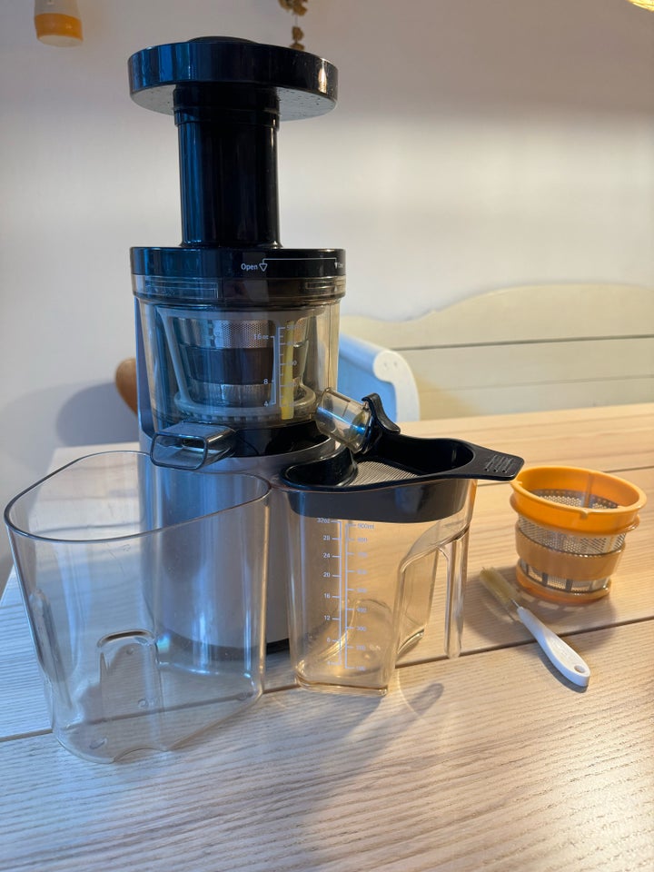 Hurom Vertikal slowjuicer/cold