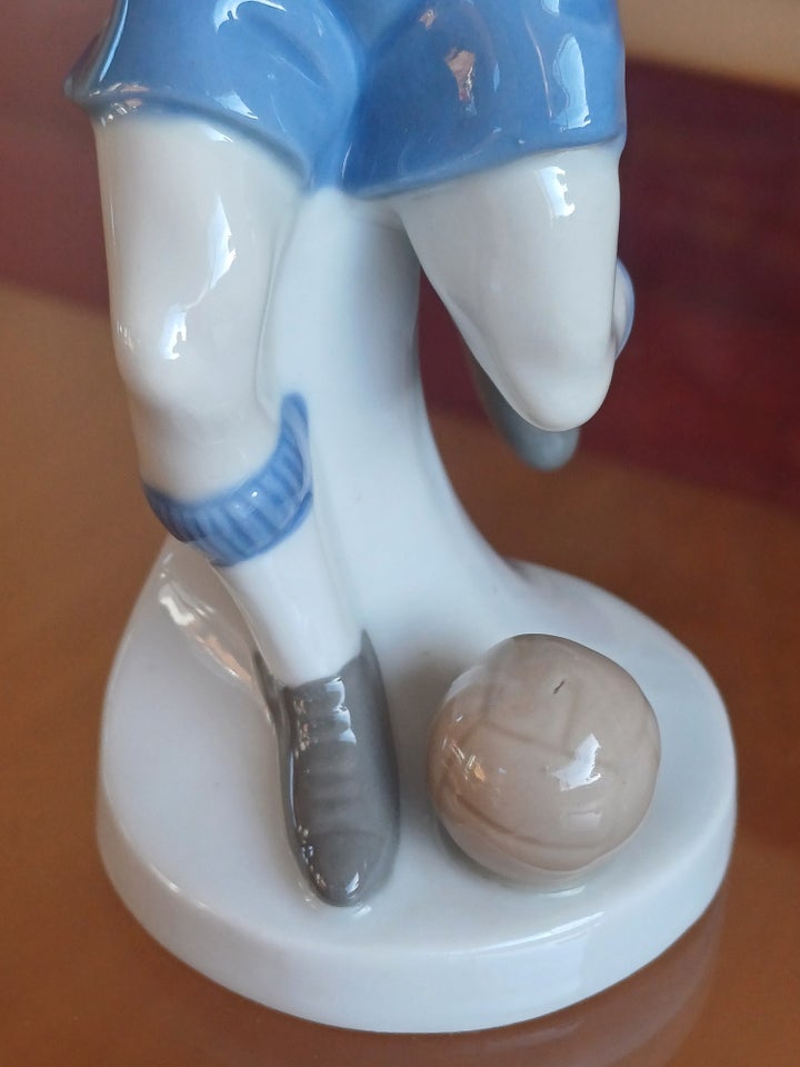 Fodboldspiller figur i porcelæn ,