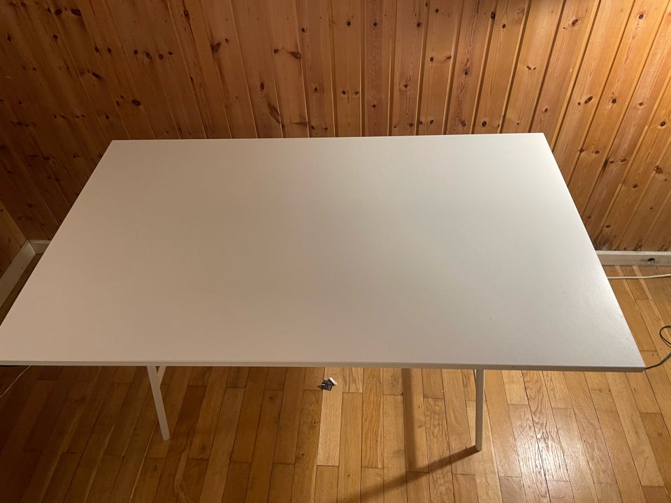 Skrivebord Ikea b: 125 d: 75 h: 76