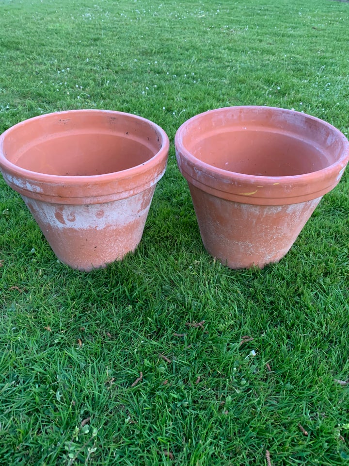 2 x Skjuler terracotta. Ø27xH22 cm.