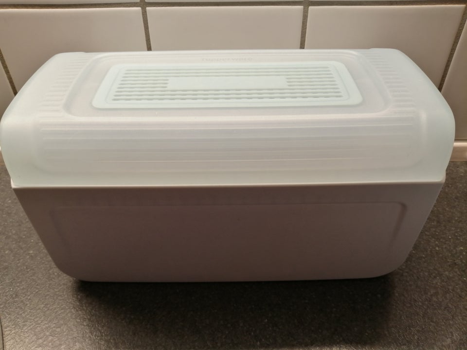 Tupperware/brød. Mm, Tupperware