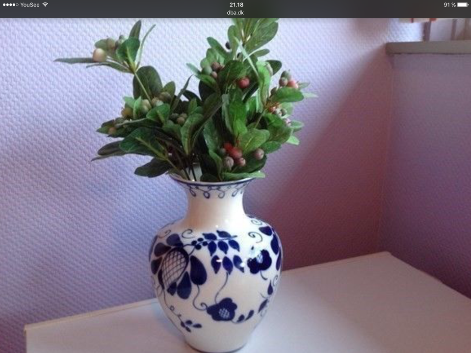 Hvid Porcelæn Vase med Blå Blomster