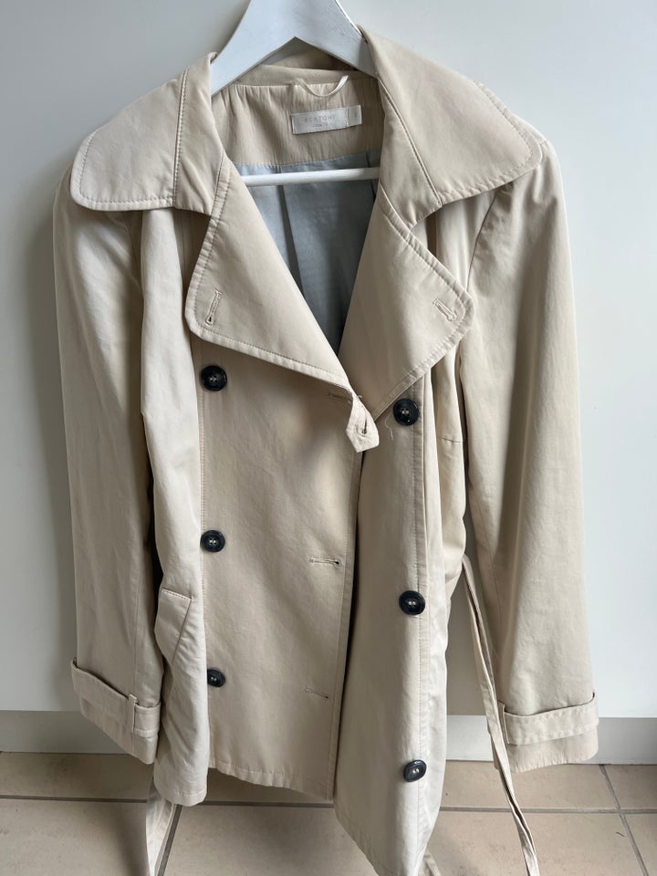 Trenchcoat, str. 42, Bertoni