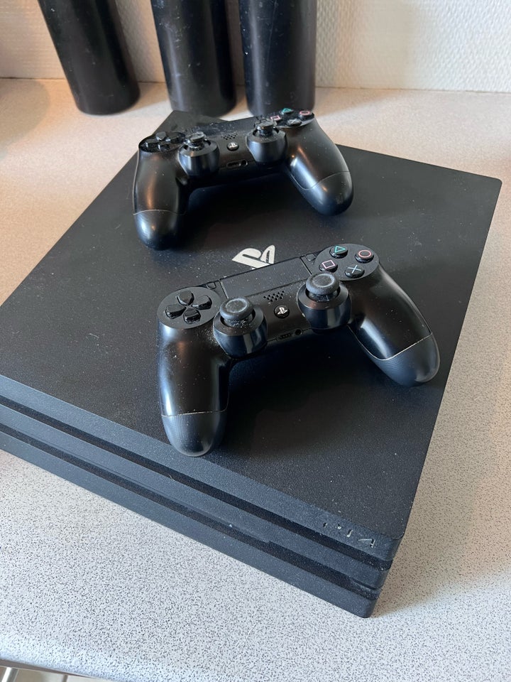 Playstation 4 Pro, God