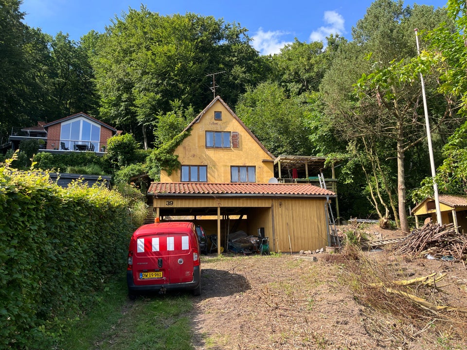 Dobbelt carport med lukket rum