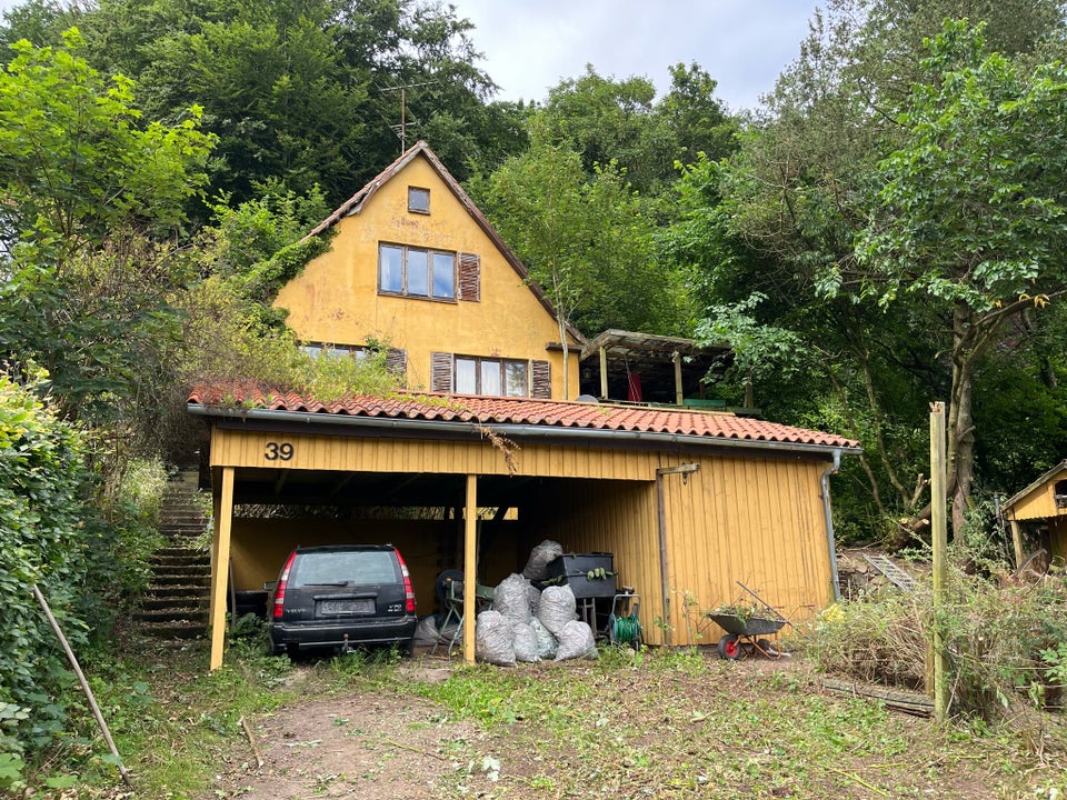 Dobbelt carport med lukket rum