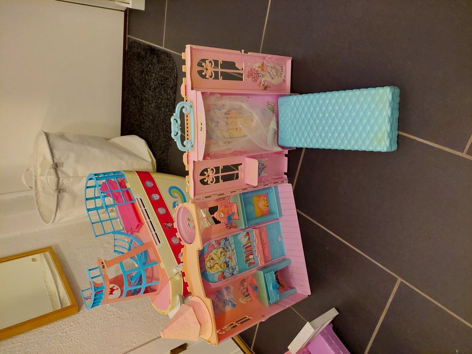 Barbie, Skib slot og hus