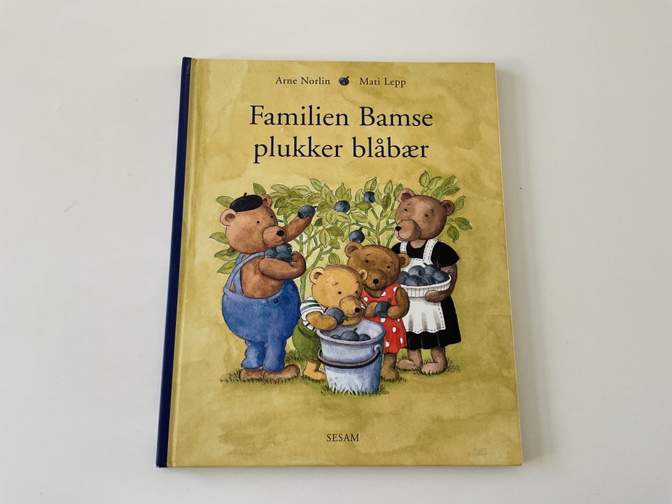 Familien Bamse plukker blåbær,