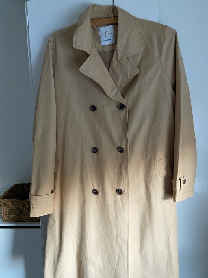 Trenchcoat, str. 46, Thererse