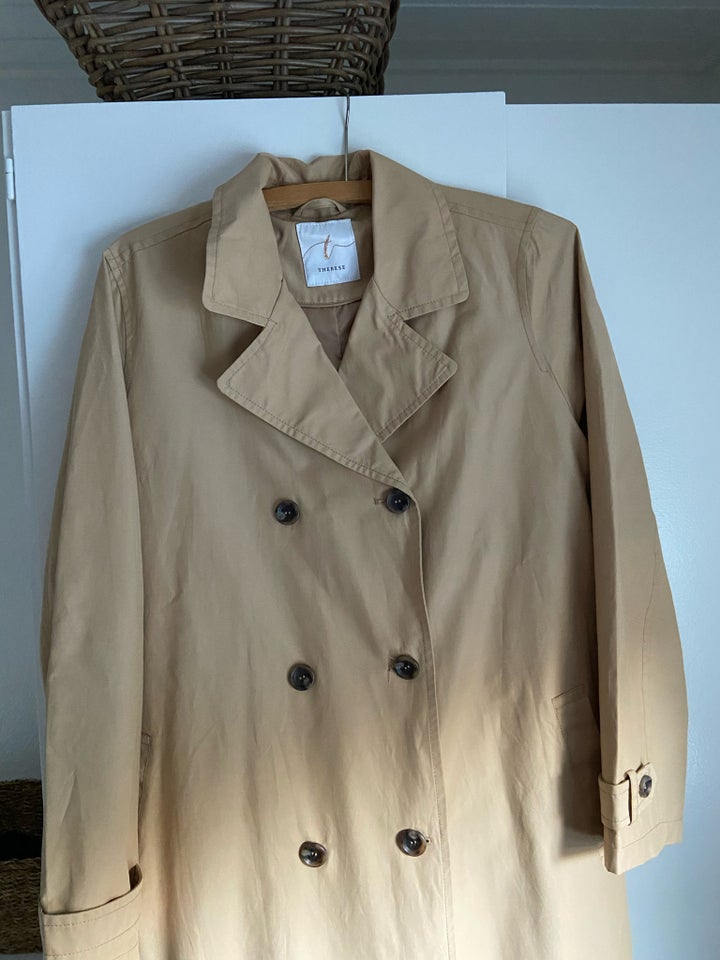 Trenchcoat, str. 46, Thererse