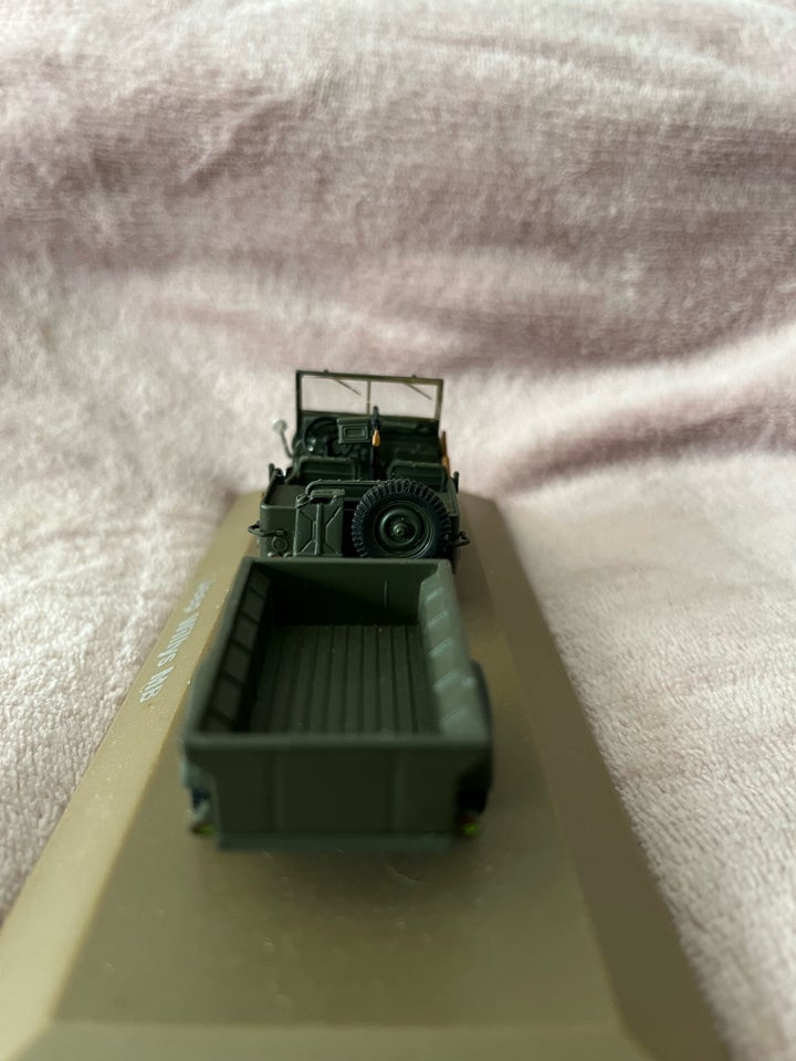 Modelbil, Willys Jeep, skala 14 cm.