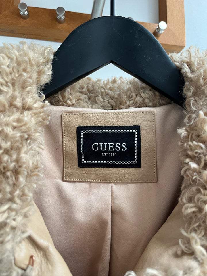 Pels, str. 38, Guess