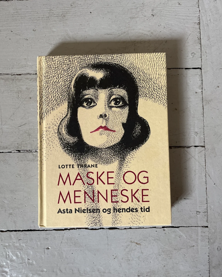 Maske og menneske, Lotte Thrane