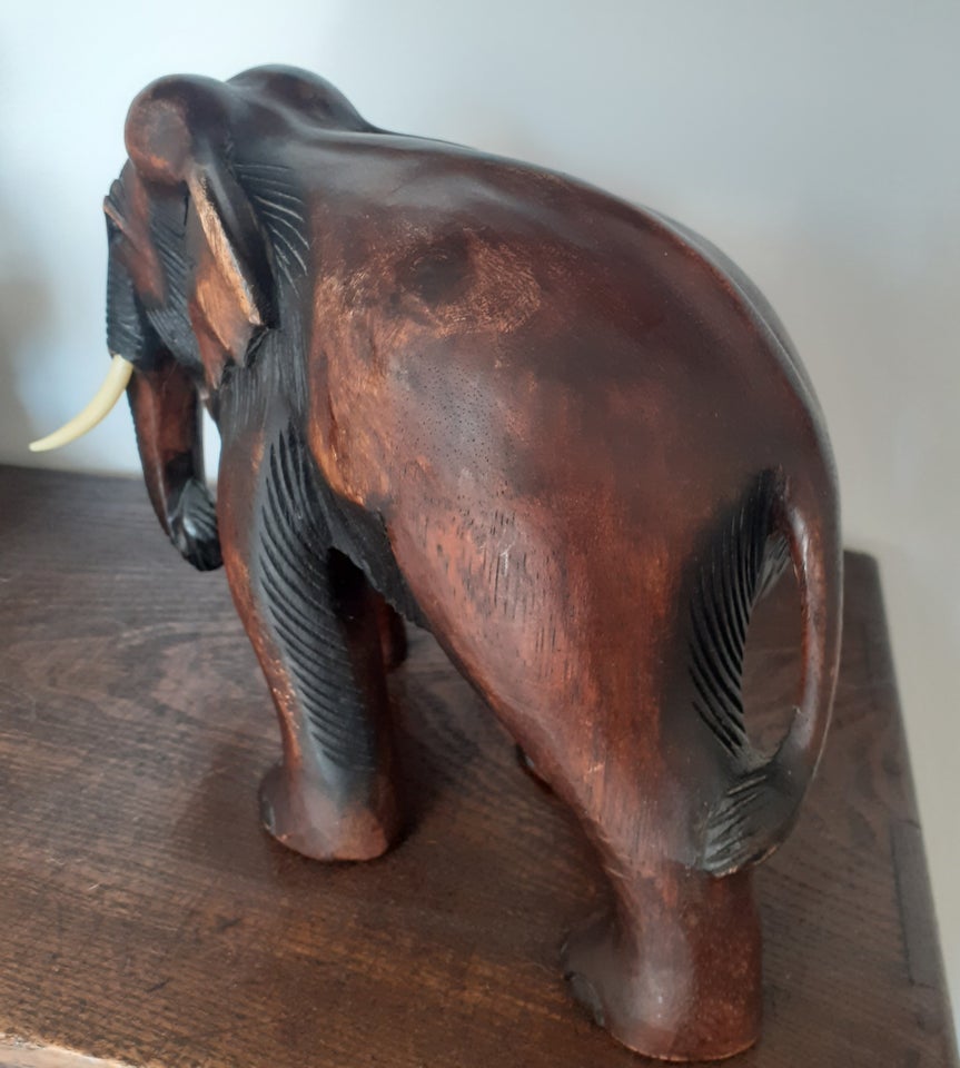 håndskåret træ-elefant ukendt