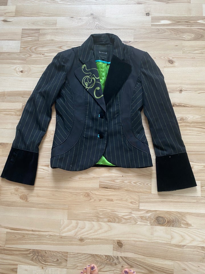 Blazer, str. 38, St. Martins