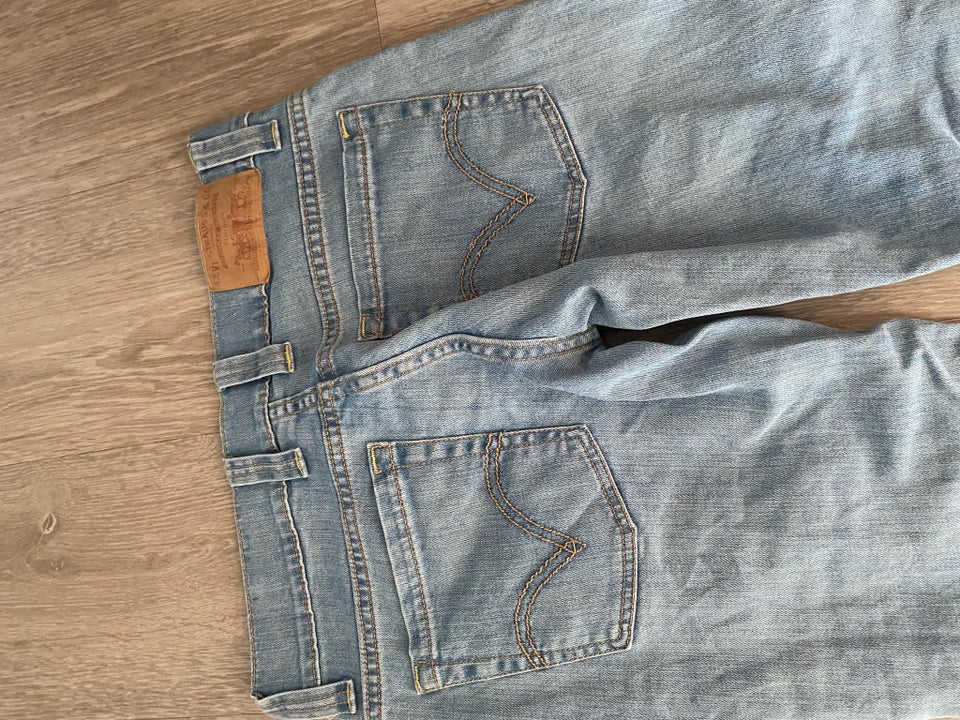 Jeans Levis str 28